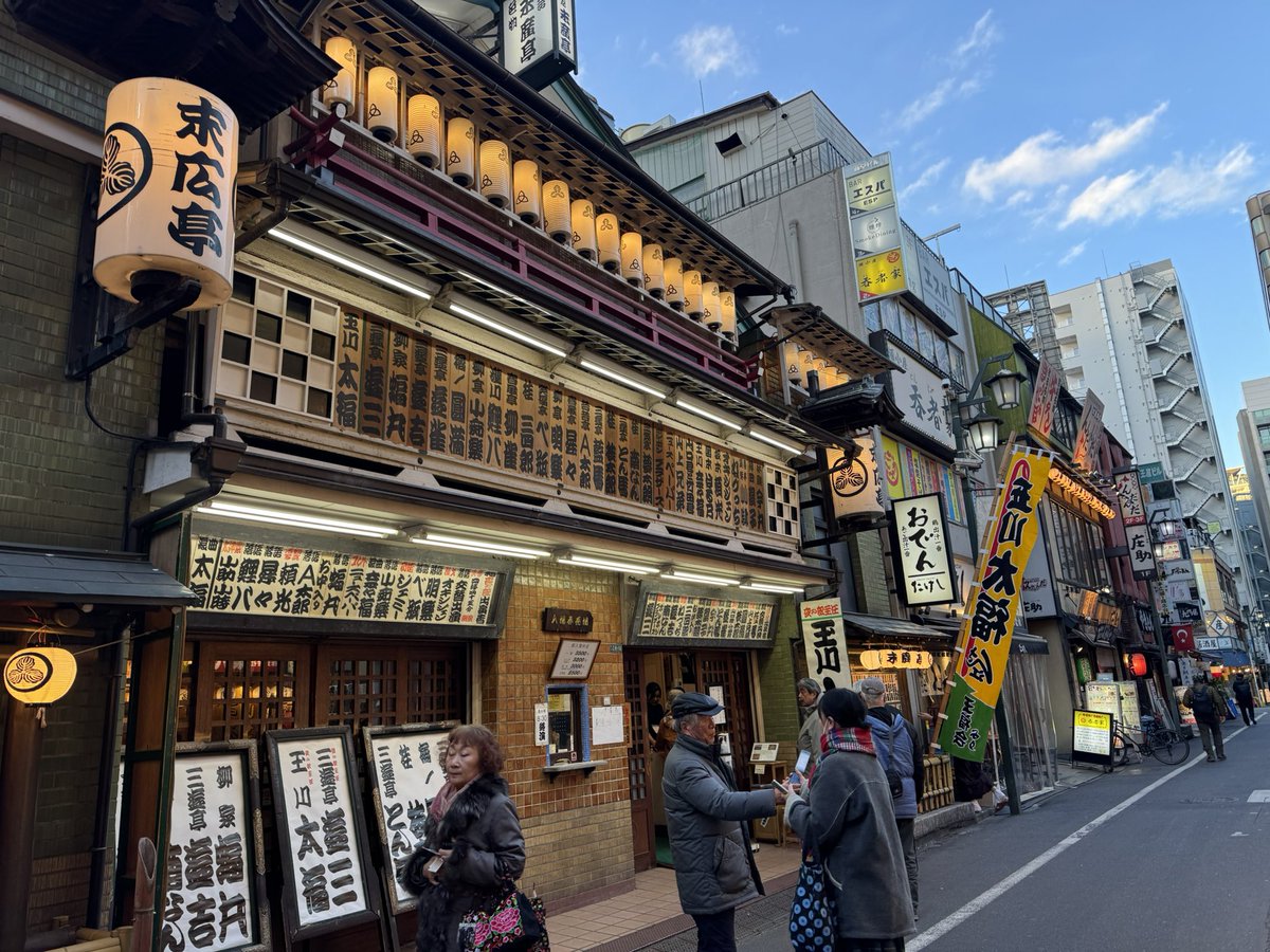 おしごとの合間に末広亭。
太福芝居の初日。
仲入り後からは、おかみさんも揃って、寄席のソーゾーシー。
鯉八師匠は「トランプ」。
楽しかったぁー。