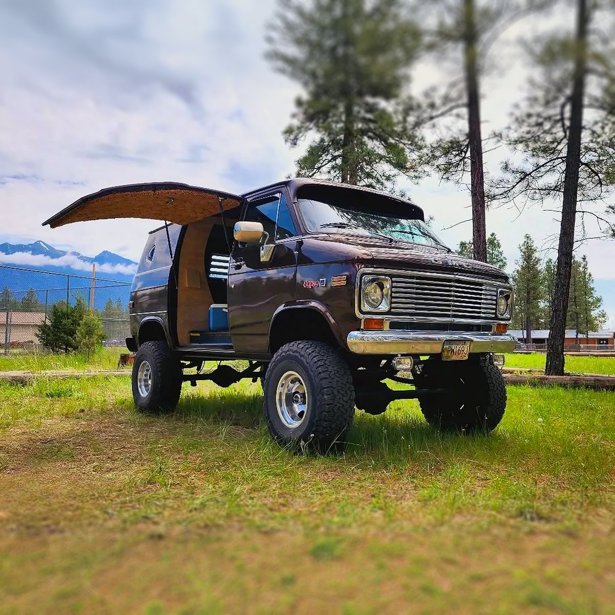 _VanCult_'s tweet photo. Happy Gullwing Door Wednesday!
..
Van @snakeoilelixir #tagthevan #tagthephotographer
..
#gullwingdoorwednesday #gullwingdoor #van #chevrolet #chevy #chevyvan #thirdgen #boogievan #customvan #vannin #showvan #vanporn #vanlife #vancult #getinandgetiton https://t.co/yHzOatm4Wn