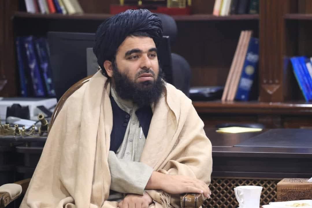 پخوانی خو جالب غزل:

موسم خراب دی زړونه مري، فکرونه زنګ نیسي
څوک د چا غېږې ته ورځي څوک د چا څنګ نیسي

خلکو ددې عصر ښکاري بیخي بلا نه کوي؟
چنګک یې لاس کې په چینجي باندې نهنګ نیسي

غمیزه داده چې پرتوګ مو په نېکر بدلیږي
غمیزه نه ده د کلتور ځای که فرهنګ نیسي

د دوی درنه زمونږه سپکه