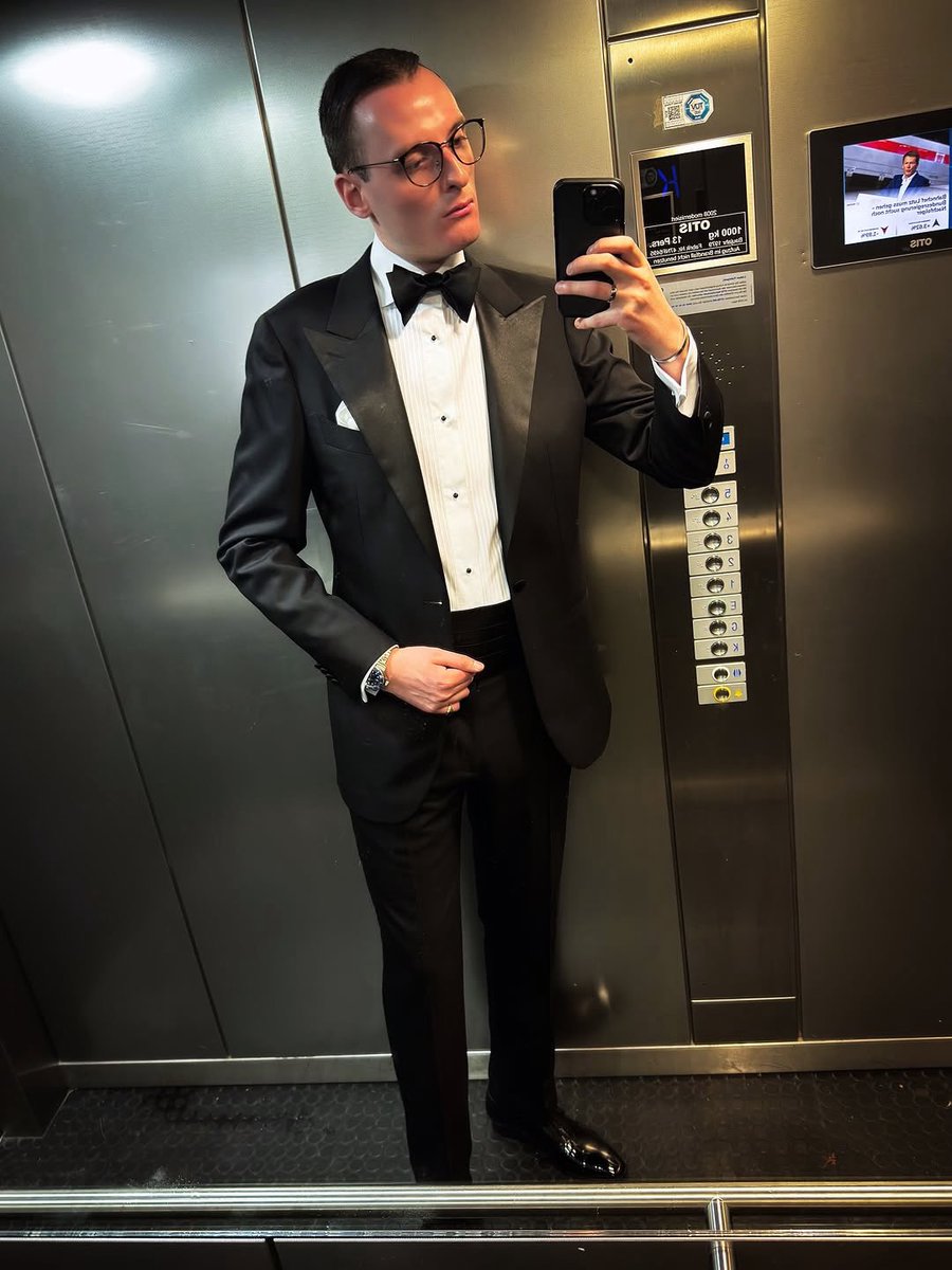 ⚜️ Suited Master ⚜️ tweet media