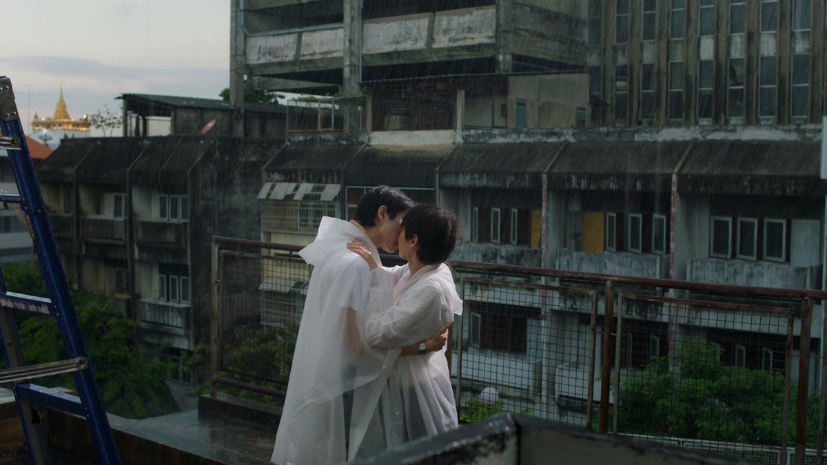 Nuchyfilm's tweet image. ฉากจูบกลางสายฝนที่ระเบียงตึกบ้านก่อนี้มีความวุ่นวายในการถ่ายทำมาก เพราะต้องขนอุปกรณ์ไปทำฉากฝนบนที่สูง ช่วงเวลาที่ถ่ายก็มีจำกัด ใช้แสงธรรมชาติช่วงเย็น ถึงจะได้บรรยากาศสมจริง ขออภัยที่อาจจะไม่ได้ถ่ายมาหลายมุม และเลือกเป็น long take เพราะแสงจะหมดแล้วค่าา #BurnoutSyndromeSeriesEP8