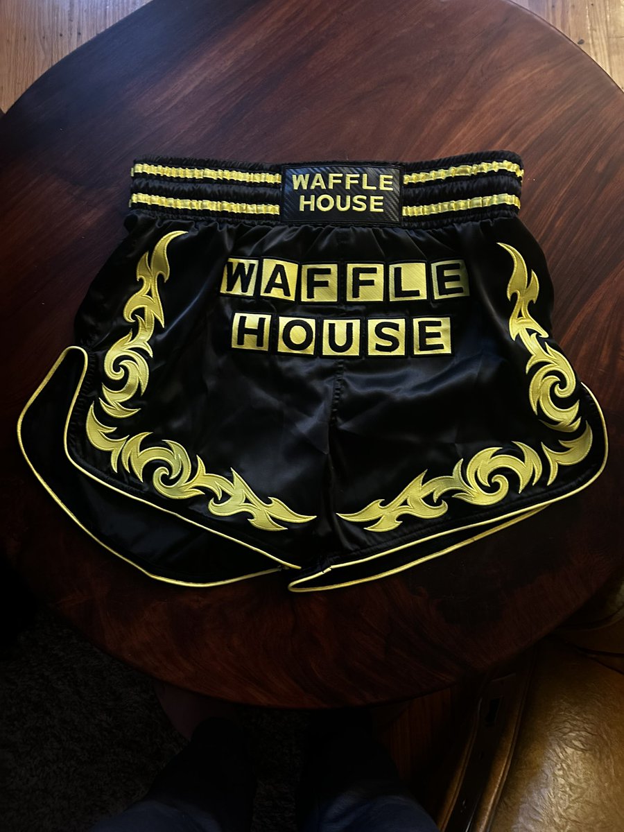 TheRealAlSnow's tweet image. Who has two thumbs and his daughter got him new workout shorts ? That’s right this guy !