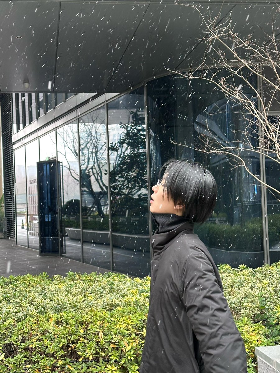 这已经本人见过最大的雪了 开心到上班跑到楼下接雪