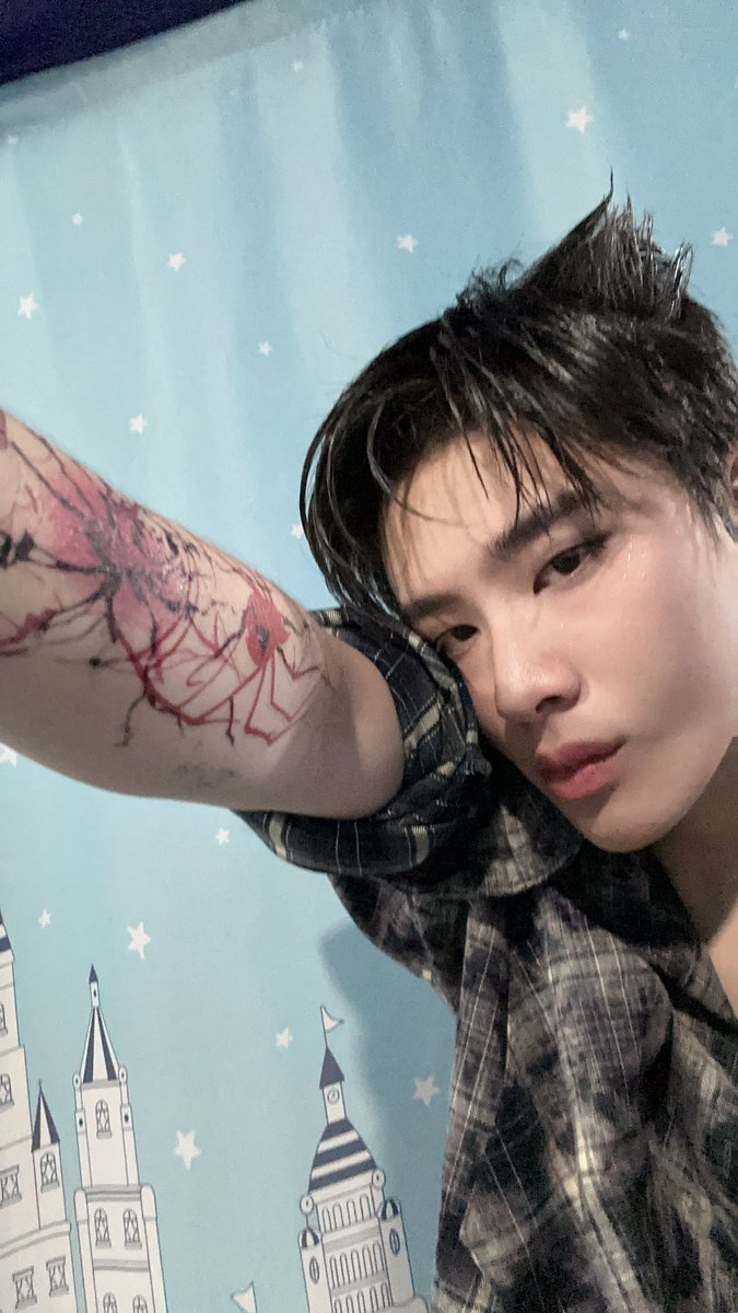 saallynexx's tweet image. : ช่วงนี้มันอินสักมากเลยนะ ไปเติมแทบทุกอาทิตย์
: อินสักไรล่ะ มันอินช่างสัก