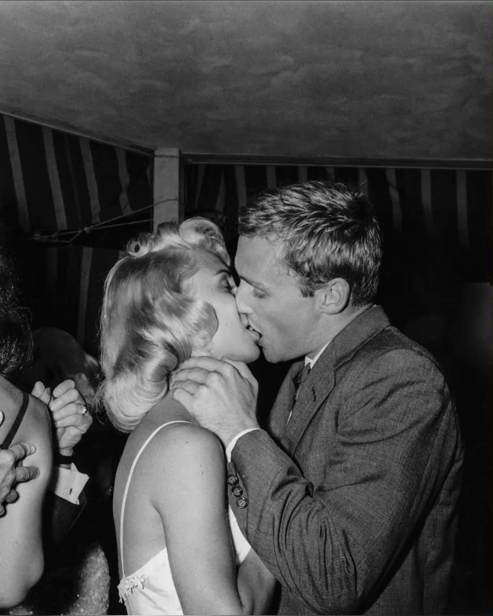 Dennis Hopper kissing a girl at a party in Los Angeles, 1957.
It was a golden time ❤