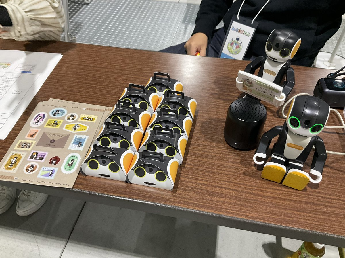 wodu_robot's tweet photo. ④子供向けの体験型ブースやプログラミング講座、ふれあいスペースも色々ありました。「ロボットクリエイター」より具体的な選択肢も増えてるんだなぁ。良き良き＾＾
会場広くて、地元大学の研究発表とか実証実験やってるトコもありましたヨ。
#ロボホン #aibo #CUBOID https://t.co/ANlh4Cyt0f