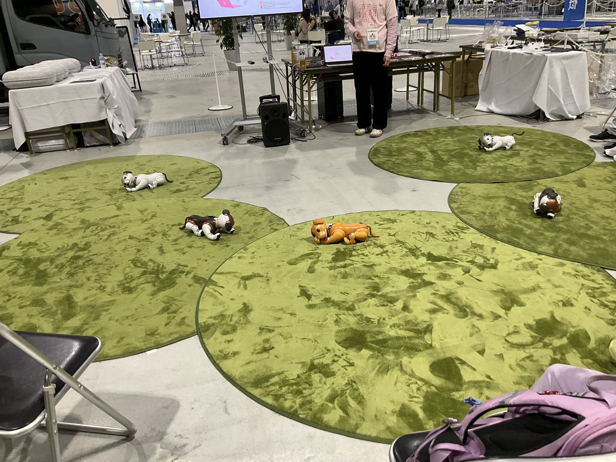 wodu_robot's tweet photo. ④子供向けの体験型ブースやプログラミング講座、ふれあいスペースも色々ありました。「ロボットクリエイター」より具体的な選択肢も増えてるんだなぁ。良き良き＾＾
会場広くて、地元大学の研究発表とか実証実験やってるトコもありましたヨ。
#ロボホン #aibo #CUBOID https://t.co/ANlh4Cyt0f