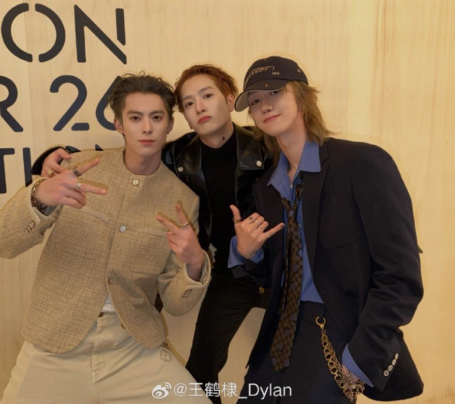 Pop7base's tweet image. GOT7’s Jackson Wang, Dylan Wang, and SEVENTEEN’s Xu Minghao shared a group photo together on Weibo, each jokingly “switching identities” in their captions.

Jackson : “I am 徐明浩 (Xu Minghao)”
Minghao : “I am 王鹤棣 (Dylan Wang)”
Dylan : “I am 王嘉尔 (Jackson Wang)”