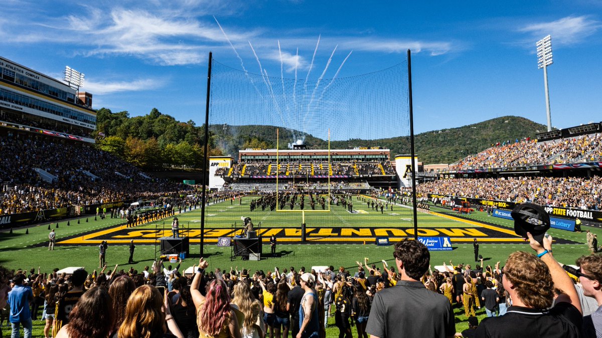 AppState_FB's tweet image. 𝐖𝐞𝐥𝐜𝐨𝐦𝐞 𝐭𝐨 𝐁𝐨𝐨𝐧𝐞!

Today, we're introducing our 2026 portal newcomers ... #AppNation, let's welcome them to the High Country!

#GoApp