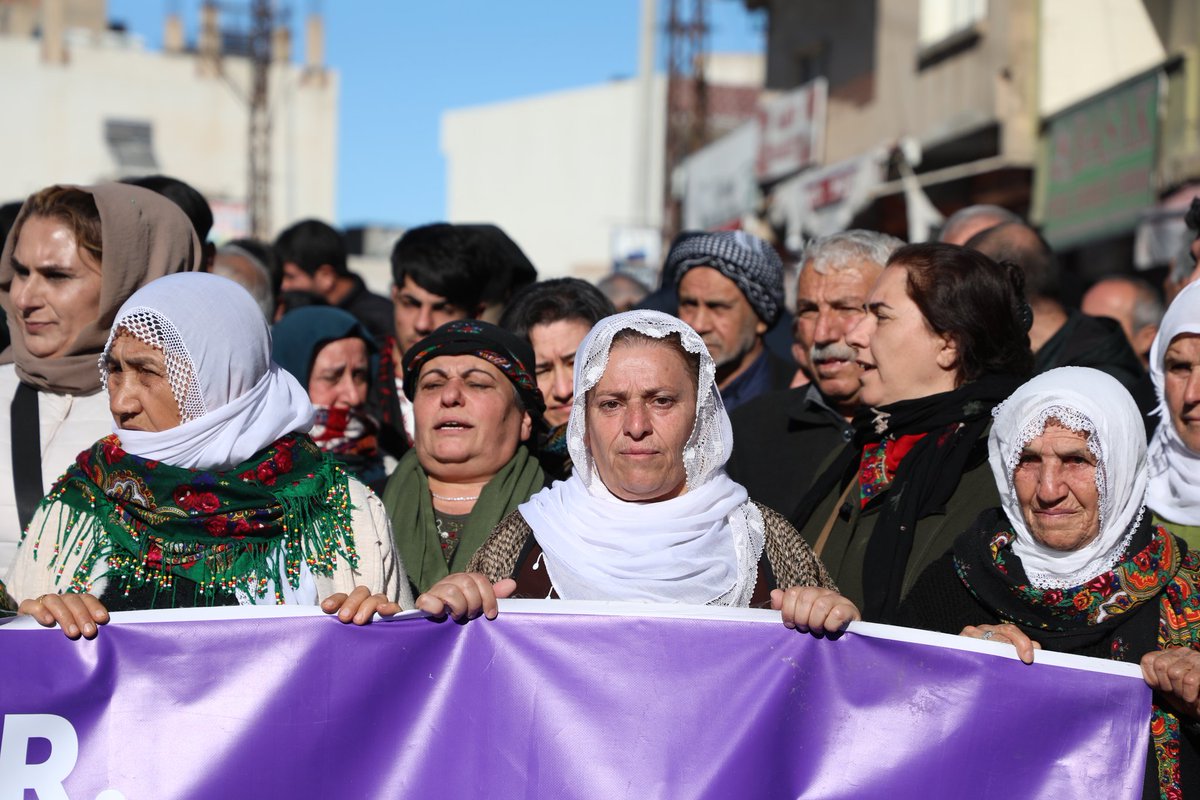 tuncerbakirhan's tweet image. Kuzey ve Doğu Suriye’ye yönelik saldırılar nedeniyle Nusaybin’deyiz. Rojava sınırından haykırdık; Rojava sadece bir toprak parçası değildir. Rojava direniştir, umuttur. Halkların kardeşçe, eşit ve özgür bir yaşamı birlikte kurabildiği bir umut…

Dün olduğu gibi bugün de; onuru,…