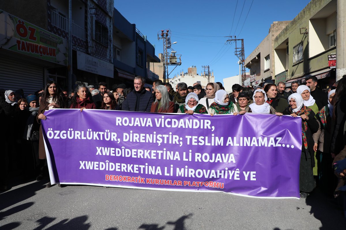 tuncerbakirhan's tweet image. Kuzey ve Doğu Suriye’ye yönelik saldırılar nedeniyle Nusaybin’deyiz. Rojava sınırından haykırdık; Rojava sadece bir toprak parçası değildir. Rojava direniştir, umuttur. Halkların kardeşçe, eşit ve özgür bir yaşamı birlikte kurabildiği bir umut…

Dün olduğu gibi bugün de; onuru,…