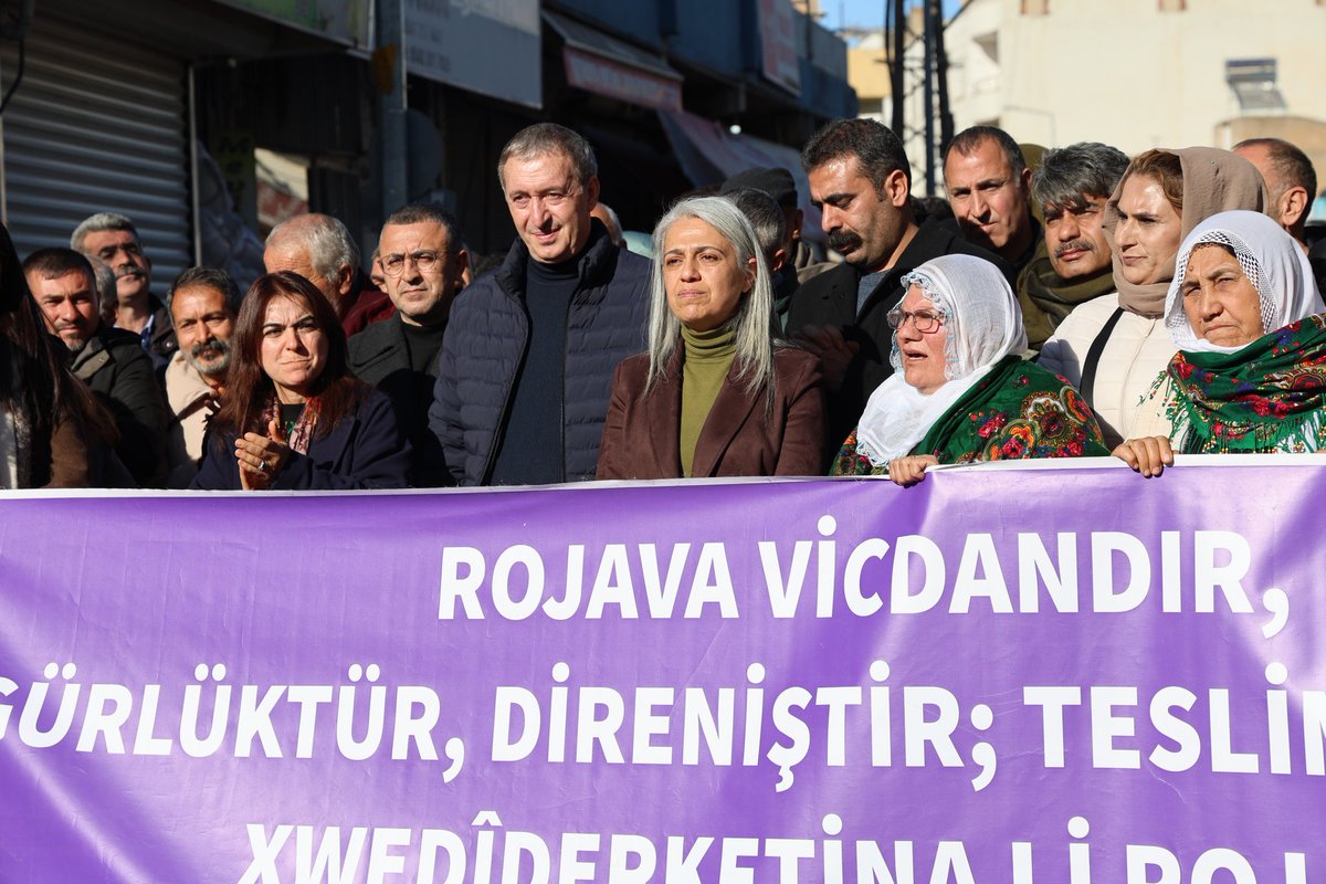 tuncerbakirhan's tweet image. Kuzey ve Doğu Suriye’ye yönelik saldırılar nedeniyle Nusaybin’deyiz. Rojava sınırından haykırdık; Rojava sadece bir toprak parçası değildir. Rojava direniştir, umuttur. Halkların kardeşçe, eşit ve özgür bir yaşamı birlikte kurabildiği bir umut…

Dün olduğu gibi bugün de; onuru,…