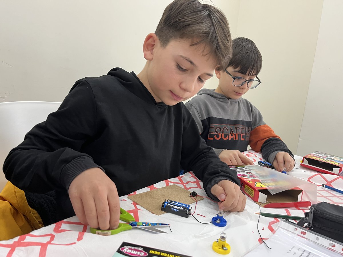 🚀 TÜBİTAK Bilim Merkezleri Kış Akademisi'nde 2. gün heyecanı yaşanıyor!

Öğrencilerimiz; fizik, biyoloji ve matematik alanlarında sorgulayarak, deneyerek bilimi keşfediyor.

Bilimle büyüyen bir gelecek için birlikte çalışmaya devam ediyoruz ✨