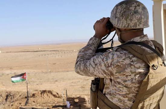 mutasemrmomani's tweet image. ليل نهار ، صيف وشتاء ، هدوء ومعارك ، طوال اليوم والساعة يقف الجندي الأردني على الحدود بكلّ أنفه وبطولة ، عين باتت تحمي في سبيل الله .

هم رجال الوطن وهم المدافعون عنه بصدق وشجاعة وقوة وعزيمة ونبل واخلاص 
الأصدق قولاً والأخلص عملاً 

حفظ الله الجيش 🇯🇴