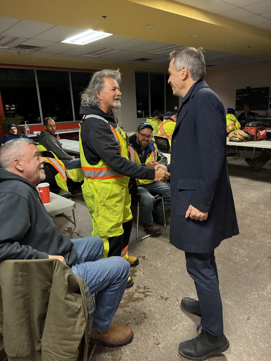 _MarkSutcliffe's tweet image. Our Winter Operations crews work early mornings and late nights, often in tough conditions, to keep Ottawa moving. Clearing more than 6,100 km of roads every winter storm is no small task. I stopped by with our City Manager, Wendy Stephanson, to thank the Winter Operations team…