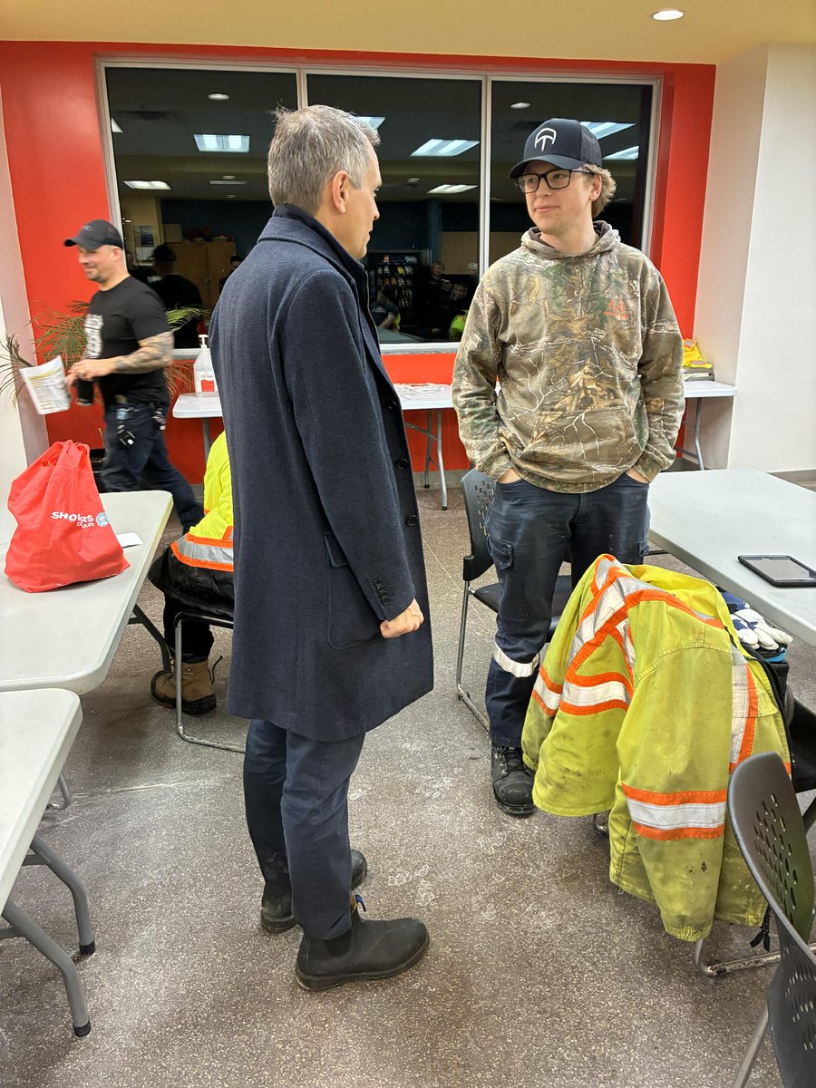 _MarkSutcliffe's tweet image. Our Winter Operations crews work early mornings and late nights, often in tough conditions, to keep Ottawa moving. Clearing more than 6,100 km of roads every winter storm is no small task. I stopped by with our City Manager, Wendy Stephanson, to thank the Winter Operations team…