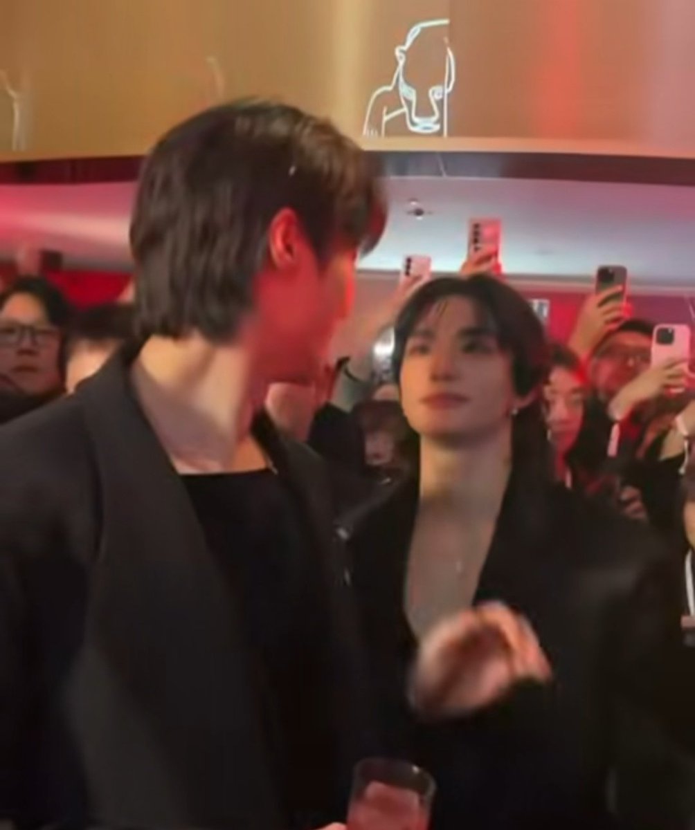 Hyunjin getting adopted by everyone 😭

#DiorWinter26_HYUNJIN 
#HYUNJINxDior @dior