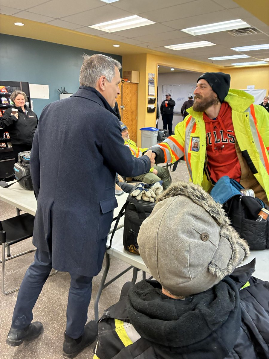 _MarkSutcliffe's tweet image. Our Winter Operations crews work early mornings and late nights, often in tough conditions, to keep Ottawa moving. Clearing more than 6,100 km of roads every winter storm is no small task. I stopped by with our City Manager, Wendy Stephanson, to thank the Winter Operations team…