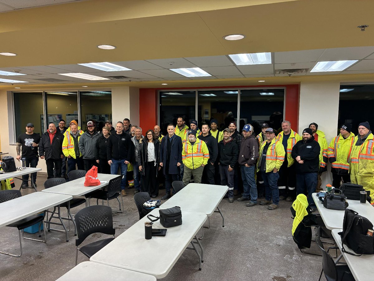 _MarkSutcliffe's tweet image. Our Winter Operations crews work early mornings and late nights, often in tough conditions, to keep Ottawa moving. Clearing more than 6,100 km of roads every winter storm is no small task. I stopped by with our City Manager, Wendy Stephanson, to thank the Winter Operations team…