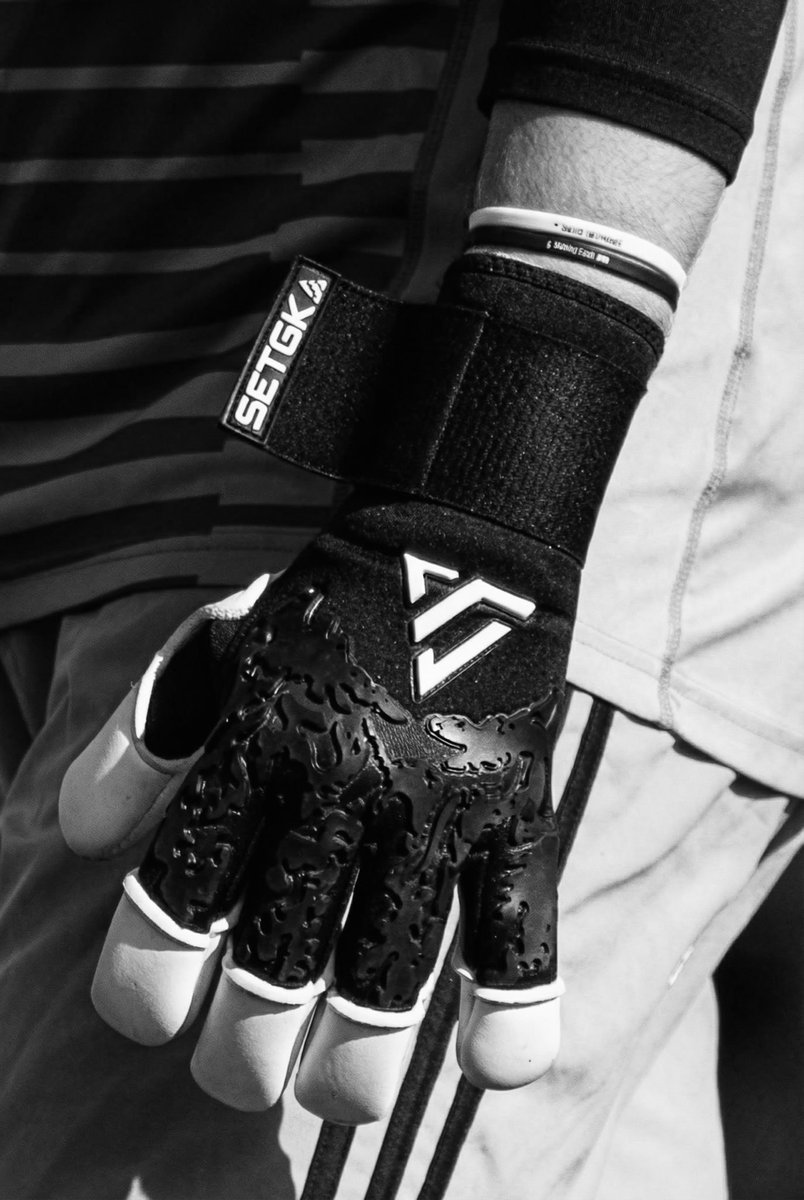 setgkteam's tweet photo. Take a look at our Zenith I's👀

Equipped to handle the most difficult of shots. 

Get yourselves a pair today: https://t.co/Hcs3yguz3l https://t.co/tgMlV765BV