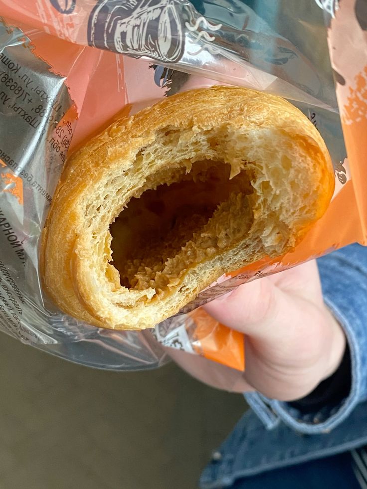 какая-то добрая тетя в магазине купила мне булочку! она не очень вкусная, зато я сегодня покушал...