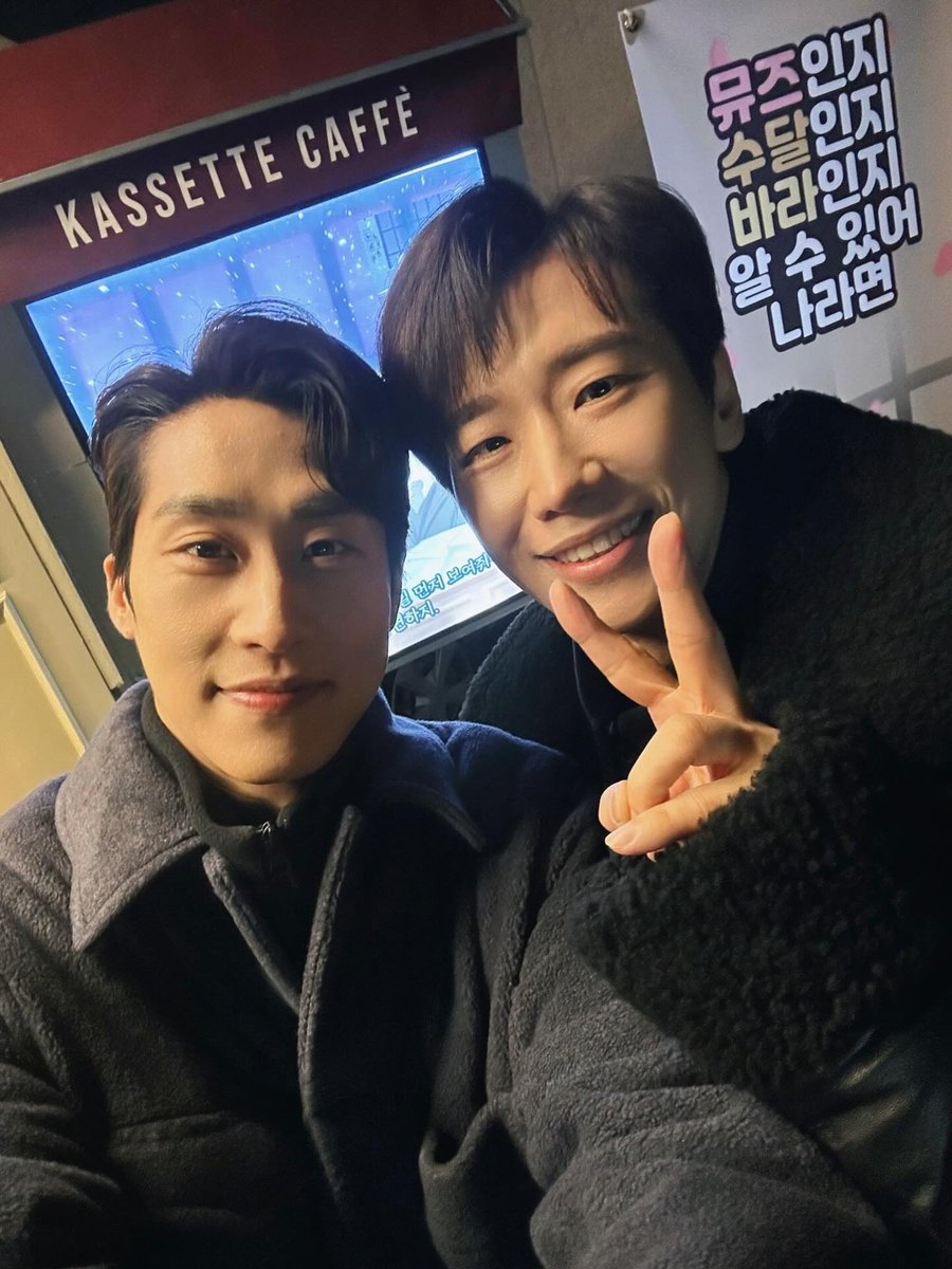 [IG] 260121 @ zy_chul 
김지철 배우님 인스타그램

추운날 따스히 너무 감사히 
잘먹었습니다. 한없이 감사합니다:) 

#뮤지컬 #팬레터 #김경수 #김지철 

🔗 instagram.com/p/DTxtodZEljX/…