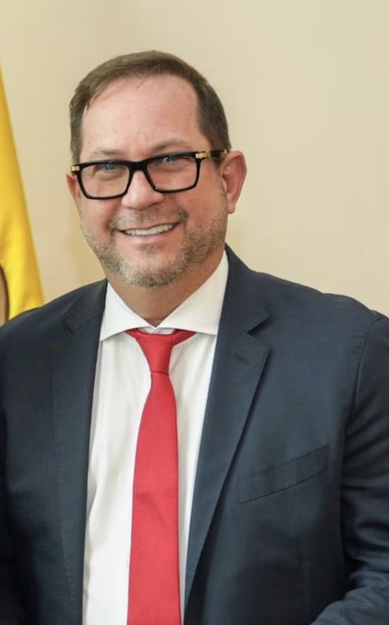 laaliciasumerce's tweet photo. El día de ayer este personaje, envuelto en todo tipo de cosas, lloró por la reducción de su sueldo en unos 16 millones de pesos. Quedando el “Pobre viejecito” con un “mísero” sueldo de más de 30 millones de pesos. 

Todo un personaje este señor. https://t.co/2HH96GZQ1f