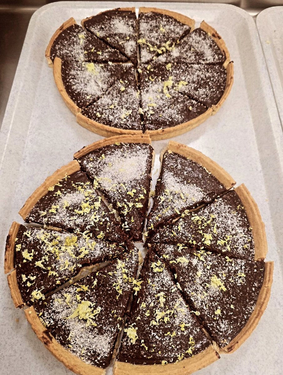 BZH5640's tweet image. Bonjour Twitter 
Aujourd'hui atelier pâtisserie avec un résident pour son anniversaire. 
Il a choisi tarte au chocolat, noix de coco et zeste de citron vert. 
JOYEUX ANNIVERSAIRE MR, pour vos 84 ans 🎉🎂
#ehpad #anniversaire #partage 
Beaucoup plus qu'un métier ❤️