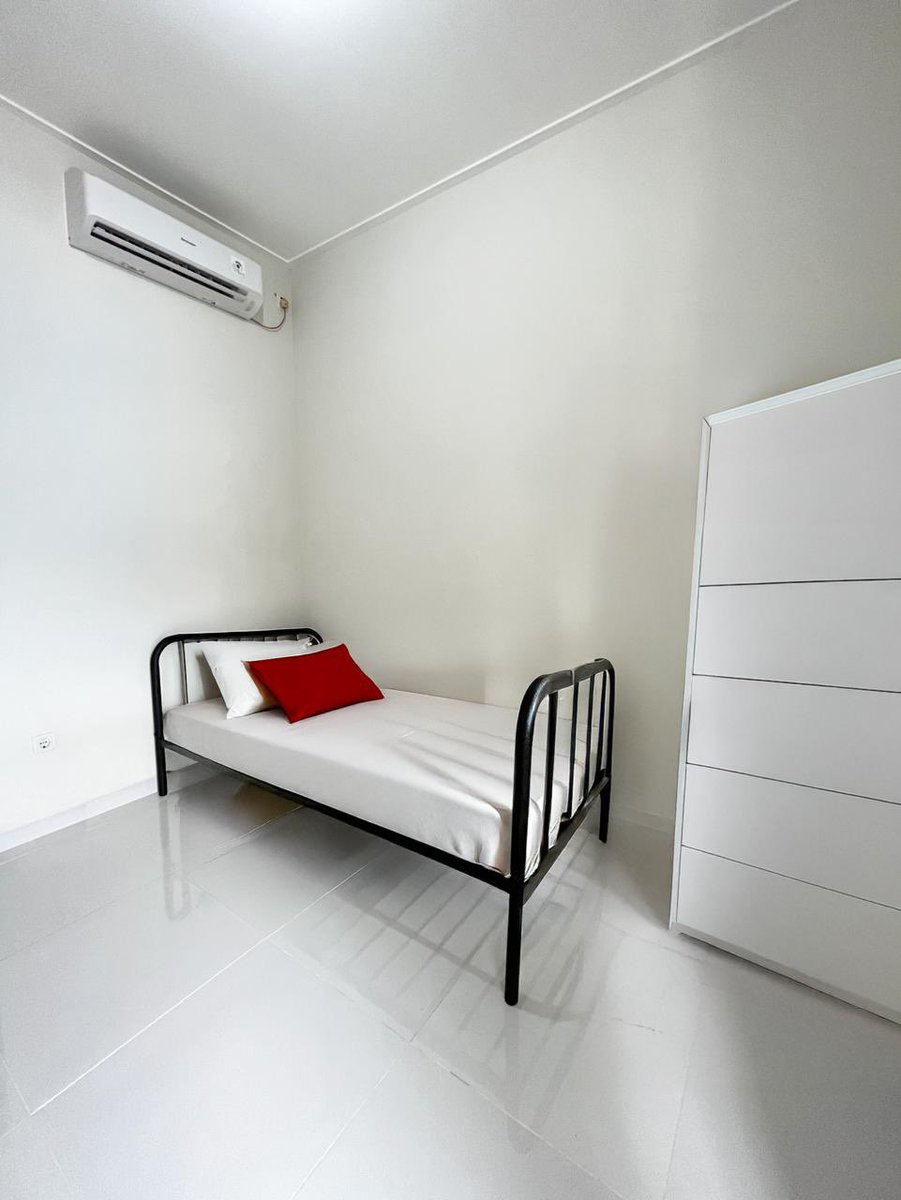 sick___ntired's tweet photo. GUYSSS STOP SCROLL 🛑✨
Lagi cari kost cewek/putri di Bogor yang deket IPB???

Kenalin kost mamaku yang BARU SELESAI RENOV jadi masih bau cat + furniture baru 😭💅
Tinggal masuk bawa koper &amp; skincare aja 🧳🧴

🏡 Lingkungan nyaman✔️
🚿 KM dalam ✔️
📍Dramaga Cantik Blok O 11 https://t.co/edP7m4FssE