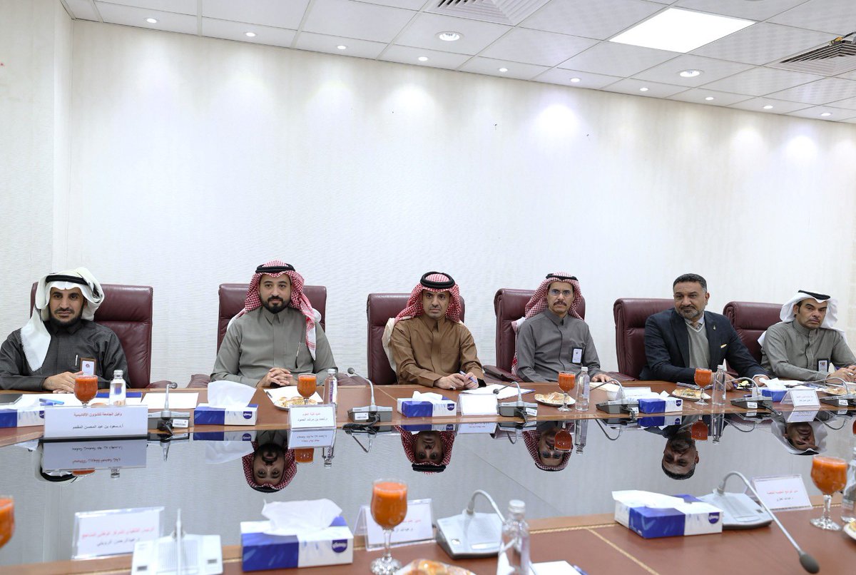 NBU_KSA's tweet image. التقى وكيل#جامعة_الحدود_الشمالية للشؤون الأكاديمية أ.د.سعود بن عبدالمحسن المقحم بالرئيس التنفيذي للمركز الوطني للمناهج د.عبدالرحمن الرويلي؛ والفريق المرافق، واطلع على عرض مشروع الاستراتيجية الوطنية للمناهج؛ بهدف مواءمة البرامج الأكاديمية مع التوجهات الوطنية وتطوير منظومة المناهج.