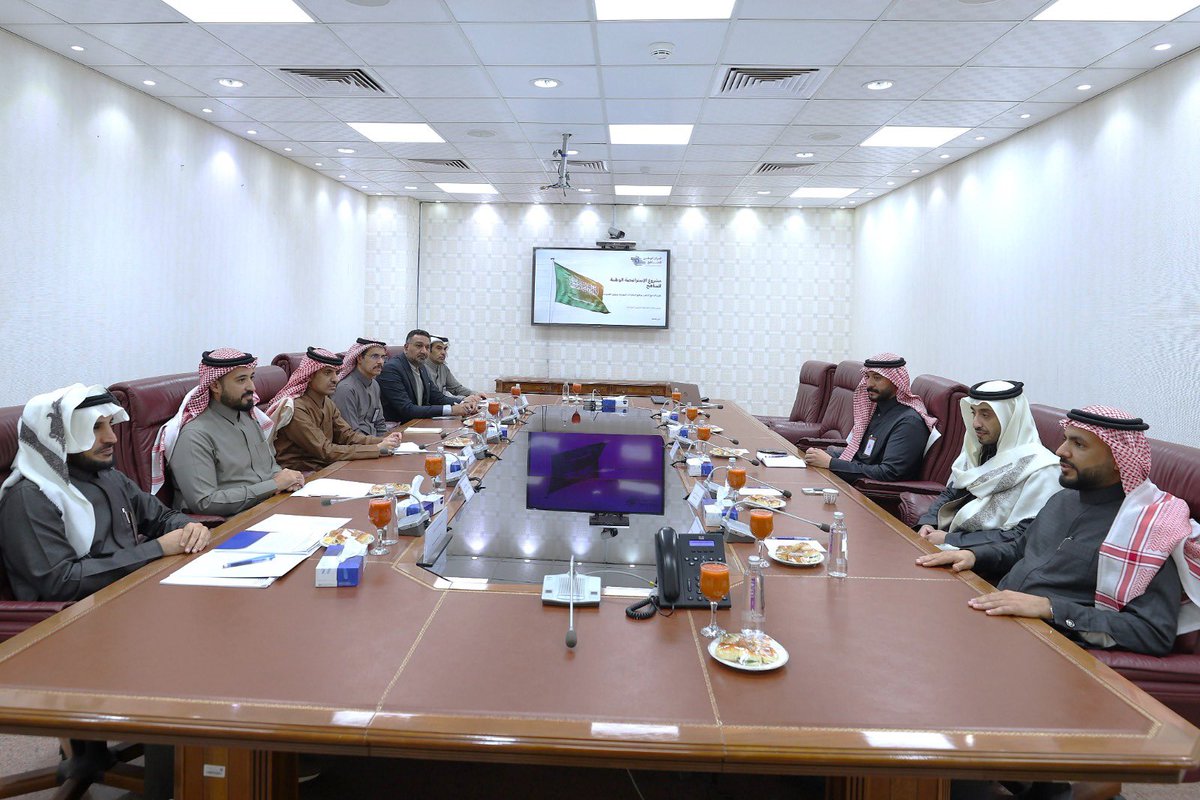 NBU_KSA's tweet image. التقى وكيل#جامعة_الحدود_الشمالية للشؤون الأكاديمية أ.د.سعود بن عبدالمحسن المقحم بالرئيس التنفيذي للمركز الوطني للمناهج د.عبدالرحمن الرويلي؛ والفريق المرافق، واطلع على عرض مشروع الاستراتيجية الوطنية للمناهج؛ بهدف مواءمة البرامج الأكاديمية مع التوجهات الوطنية وتطوير منظومة المناهج.