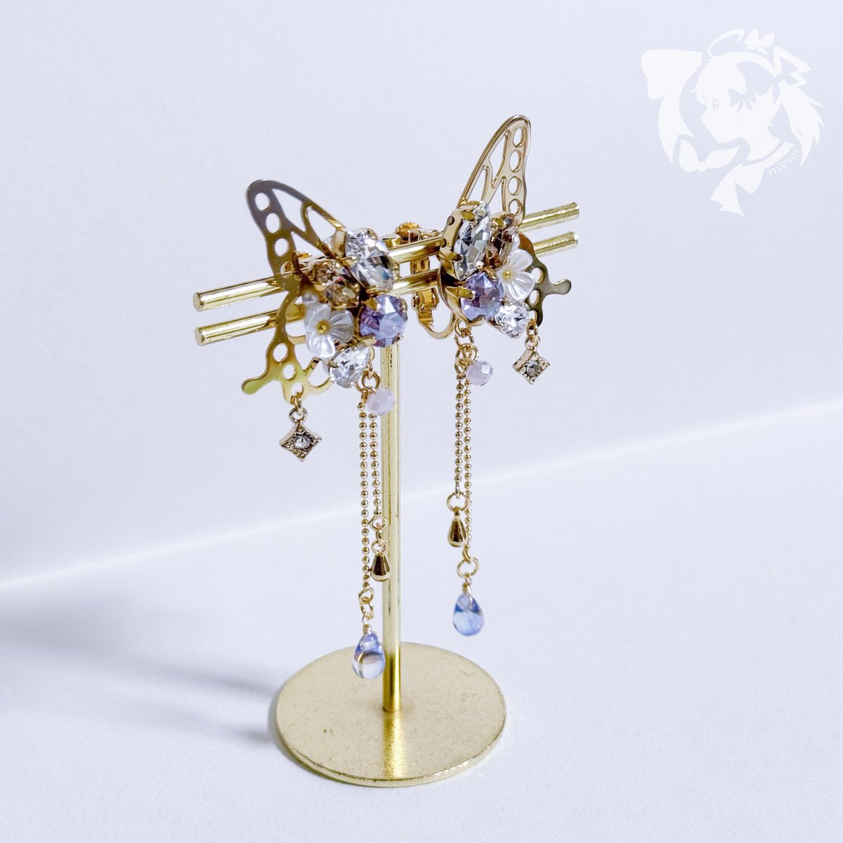 蝶々のビジューイヤリング完成しました🦋
フェアリーっぽさもあるかも？
華やかな雰囲気になりました✨️
#ハンドメイドアクセサリー