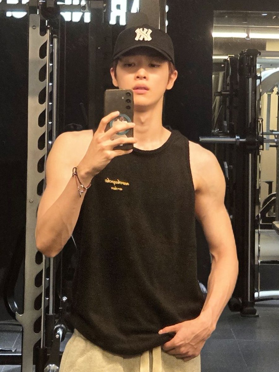 sc23bn's tweet image. knp ya bias akutuh pasti yang nge- #PAPAH 🥸