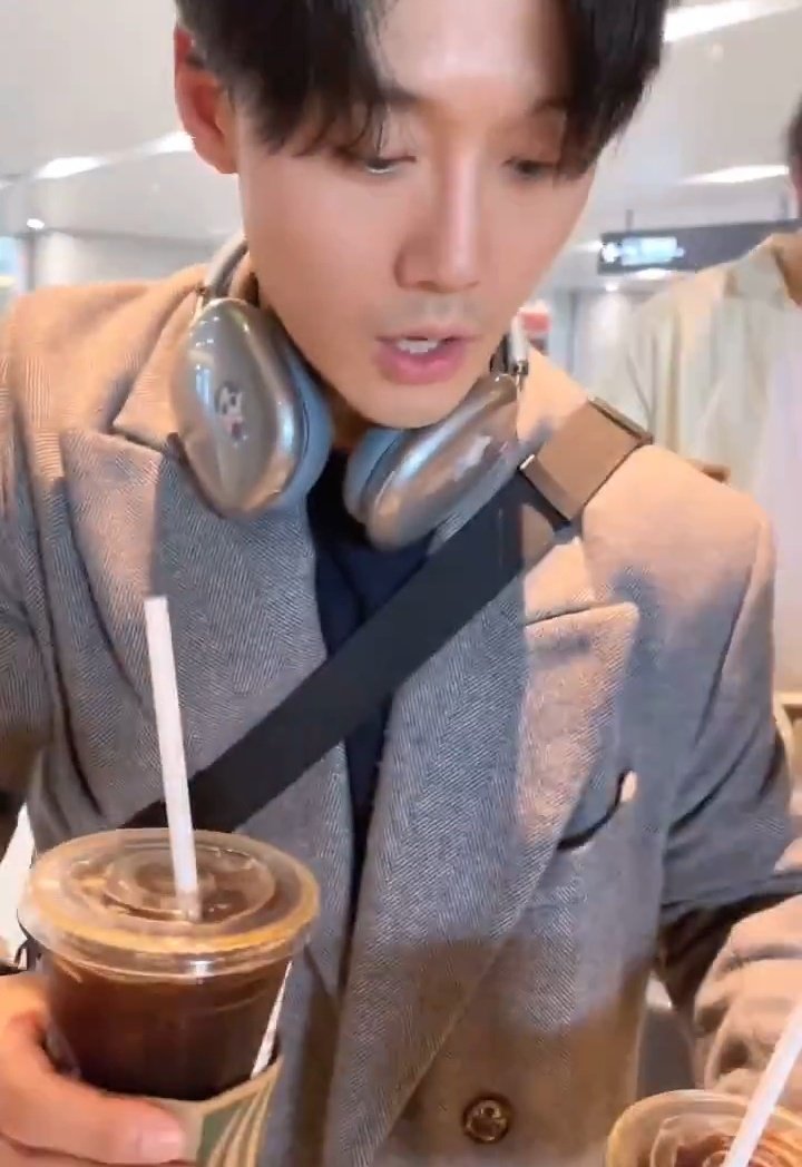 𝄞 ๋࣭⭑이종석 ִֶָ 배우님𖥔생일 ࣪˖기념 ָ ֙⋆♪˚.

이종석 배우님의 생일을 축하하며˚｡⋆𓈒
본 트윗을 RT해 주신
한 분께 고양이🐾 머그컵을,
한 분께 아아 2잔을 드립니다 ִֶָ 𓂃.ᐟ

운명처럼 만난 배우님의᳝ ˖ ֺ생일과 ָ ֙⋆
따스하고 예쁠 앞으로의 무대들도
많은 관심 부탁드려요ᥫ᭡𓈓