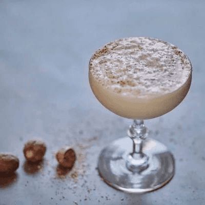 It is a traditional Canadian mixed drink that has its roots with the Canadian military during times of celebration.
The RCN, RCAF and Canadian Army all claim to have created the drink.
So what is the history of Moose Milk?
This is the story.

🧵 1/8