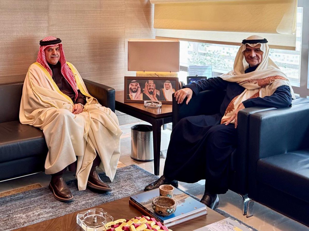 BahrainEmbJO's tweet image. قام سعادة السفير الشيخ خليفة بن عبدالله بن حمد آل خليفة، بزيارة سمو الأمير منصور بن خالد بن فرحان آل سعود، سفير المملكة العربية السعودية الشقيقة لدى المملكة الأردنية الهاشمية، وجرى خلال اللقاء استعراض العلاقات الاخوية بين البلدين الشقيقين ومناقشة الموضوعات ذات الاهتمام المشترك.