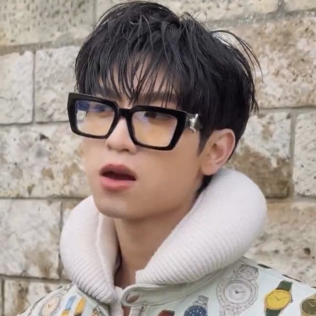 baethojiro's tweet image. ชอบหน้าผมวานนิ่พิ่โทโคส ๆ เลยยิ่งมีเเว่นคือบับให้เยยหนุ่มตี๋ in paris ทิ่ถูกต้องทิ่สุด พิ่โทกับแว่นดำหนา ๆ เห็นกี่ครั้งก็เเพ้ตลอดเลย หนุ่มตี๋ ใส่เเว่นหน่ะ ยิ่งเอาผมหน้าม้าลงเเบบนิ่ ให้ฟีล hot nerd มาก ๆ เเพ้จิง ๆ ชอบม้ากก 🥺 &amp;lt;3

#3PARADISxTHOMAS
,#tthomastc