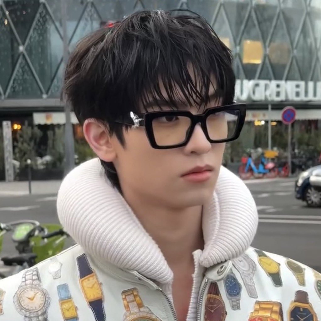 baethojiro's tweet image. ชอบหน้าผมวานนิ่พิ่โทโคส ๆ เลยยิ่งมีเเว่นคือบับให้เยยหนุ่มตี๋ in paris ทิ่ถูกต้องทิ่สุด พิ่โทกับแว่นดำหนา ๆ เห็นกี่ครั้งก็เเพ้ตลอดเลย หนุ่มตี๋ ใส่เเว่นหน่ะ ยิ่งเอาผมหน้าม้าลงเเบบนิ่ ให้ฟีล hot nerd มาก ๆ เเพ้จิง ๆ ชอบม้ากก 🥺 &amp;lt;3

#3PARADISxTHOMAS
,#tthomastc