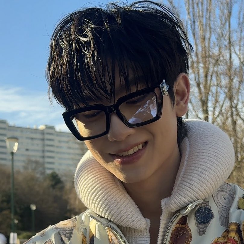 baethojiro's tweet image. ชอบหน้าผมวานนิ่พิ่โทโคส ๆ เลยยิ่งมีเเว่นคือบับให้เยยหนุ่มตี๋ in paris ทิ่ถูกต้องทิ่สุด พิ่โทกับแว่นดำหนา ๆ เห็นกี่ครั้งก็เเพ้ตลอดเลย หนุ่มตี๋ ใส่เเว่นหน่ะ ยิ่งเอาผมหน้าม้าลงเเบบนิ่ ให้ฟีล hot nerd มาก ๆ เเพ้จิง ๆ ชอบม้ากก 🥺 &amp;lt;3

#3PARADISxTHOMAS
,#tthomastc