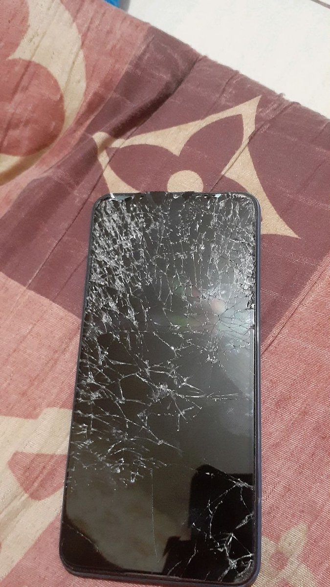 heydepla's tweet image. Franco teria um celular todo fodido com a tela quebrada. Ele tem esse celular desde os 15 anos e não troca pq prefere gastar dinheiro comprando cigarro