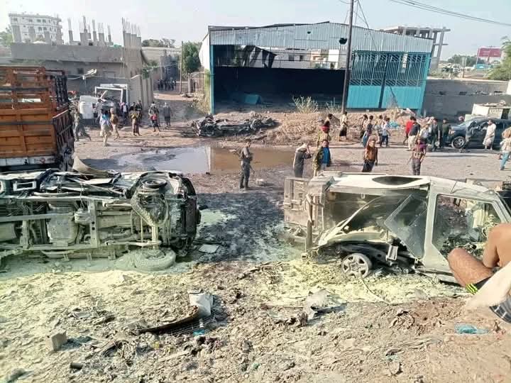 أعلنت إدارة أمن عدن مقتل جنديين وإصابة خمسة آخرين، اليوم الأربعاء، جراء انفجار استهدف موكب قائد عسكري في ألوية العمالقة أثناء مروره في منطقة جعولة بمديرية دار سعد شمال المدينة، كما أصيب #العميد_حمدي_شكري