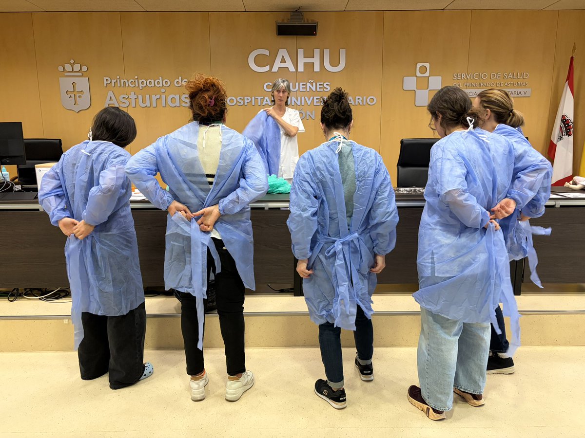 CAHU3Oriente's tweet photo. 📣 II Feria de Simulación – Área Sanitaria V

La II Feria de Simulación del Área Sanitaria V, celebrada en el Hospital Universitario de Cabueñes, contó con una amplia participación de profesionales y estudiantes.

Una jornada muy positiva, centrada en la formación práctica en primeros auxilios, el aprendizaje mediante simulación y el trabajo en equipo, con una excelente acogida de las estaciones planteadas ❤️

Gracias al Grupo de Trabajo de Simulación Área V y a las entidades colaboradoras por la organización, y a todas las personas que participaron activamente.

#CAHU