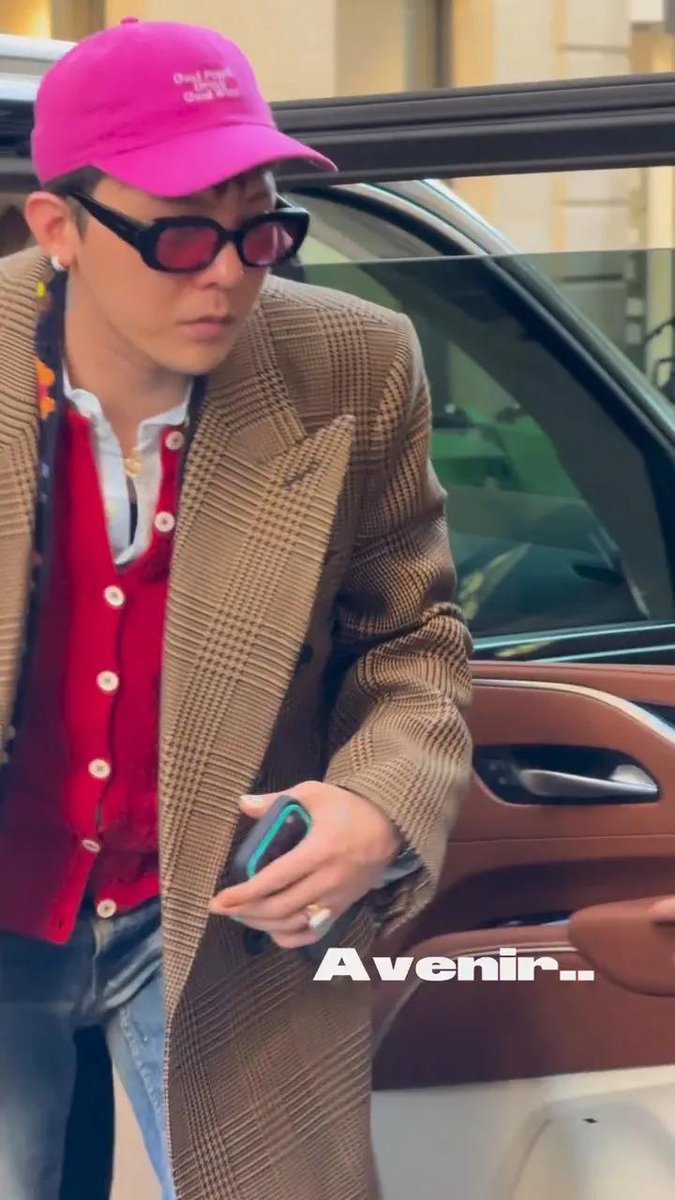 WhiteTamar1's tweet image. Casetify 1st global icon #GDRAGON and team GD lomi in in Paris 🤗