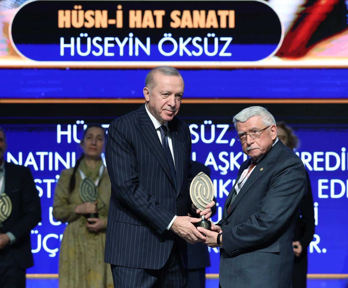 selcukozturk_'s tweet photo. KTO Karatay Üniversitemiz Güzel Sanatlar ve Tasarım Fakültesi Geleneksel Türk Sanatları Bölümü akademisyenlerimizden Dr. Hüseyin Öksüz, hüsn-i hat sanatına yarım asrı aşan emeği ve katkıları dolayısıyla Yaşayan İnsan Hazineleri Ödülü’ne layık görüldü.

Üniversitemiz ve Konya’mız adına büyük bir gurur kaynağı olan bu anlamlı ödülü takdim eden Cumhurbaşkanımız Sayın @RTErdogan’a teşekkür ediyor, kıymetli hocamızı gönülden tebrik ediyorum.

@ktokaratay