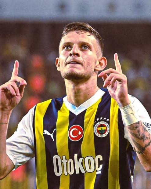 fenerlimete09's tweet photo. Teşekkürler 99 puanlı kadronun en sevimli detayı,
Sakatlanmadı,
Sorumluluktan Kaçmadı,
Kanının son damlasına kadar savaştı,
4000. golü attı,

Tek tesellim kupa kaldırıp gitti. O gün çok mutluydu. https://t.co/psQT8GZSqt