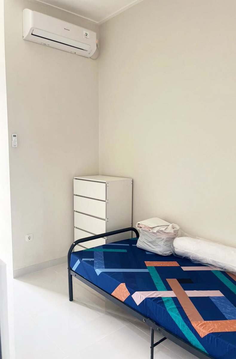 sick___ntired's tweet photo. Fasilitasnya udah dapet kasur, kamar mandi dalam, lemari, AC, plus service area (dapur &amp; balkon), ada kulkas &amp; Wi-Fi juga 💅✨ yang minat atau mau videonya langsung DM aku ya ges 👌🏻💨 #kostipb #kostbogor #ipb https://t.co/t7DxpAxkOV