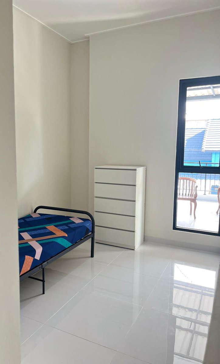 sick___ntired's tweet photo. Fasilitasnya udah dapet kasur, kamar mandi dalam, lemari, AC, plus service area (dapur &amp; balkon), ada kulkas &amp; Wi-Fi juga 💅✨ yang minat atau mau videonya langsung DM aku ya ges 👌🏻💨 #kostipb #kostbogor #ipb https://t.co/t7DxpAxkOV