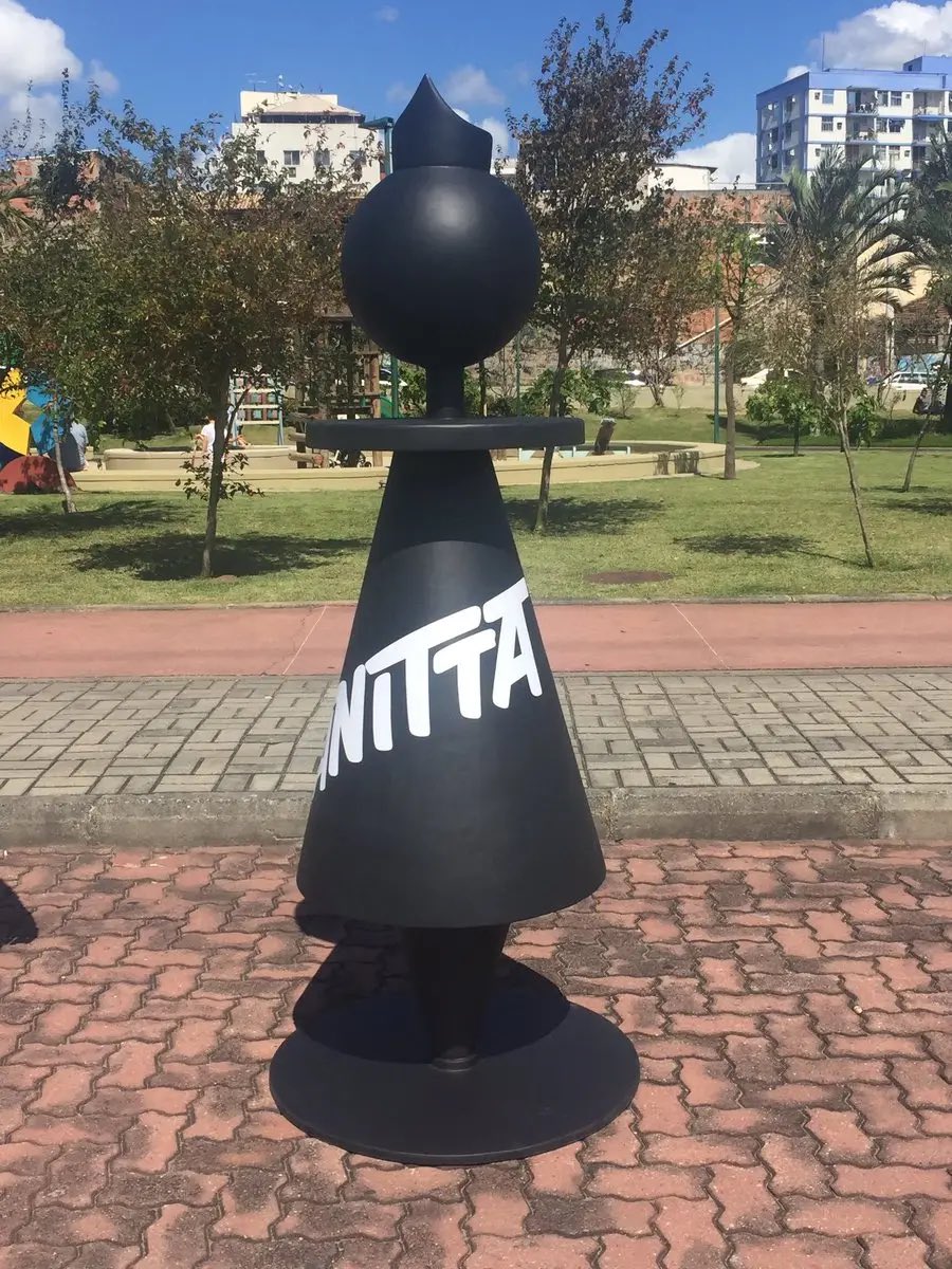 TrackAnitta's tweet image. E quando a Anitta espalhou peças de xadrez pelas capitais do Brasil para divulgar o Checkmate.