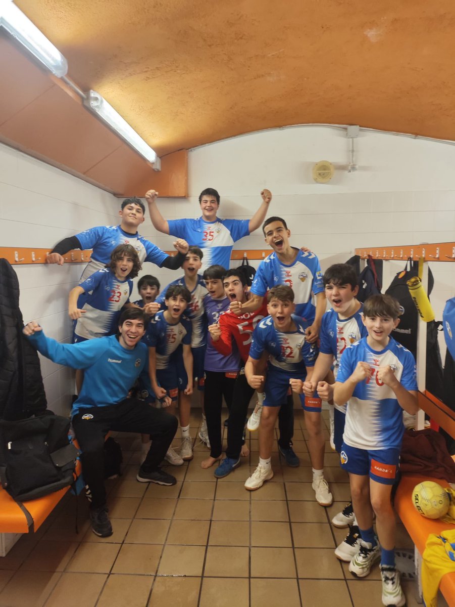 Primera victòria de l’any de l’infantil masculí blanc 💪

Triomf 30-21 davant del Sant Cugat a Cal Balsach, en el primer partit de la segona fase, que ens permet situar-nos en segona posició del grup👏🏻

Bona feina, arlequinats!🔵⚪️

#CASHandbol | #SomArlequinats