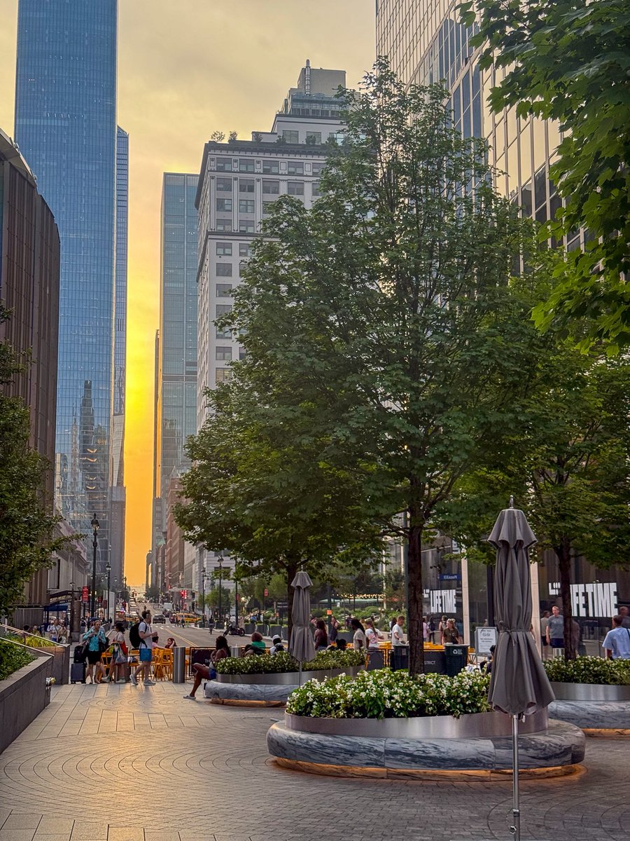34thStNYC's tweet photo. 5PM SUNSETS RETURN TONIGHT 🌇👏!

Here are a few of our favorite sunsets around the neighborhood to celebrate ✨… https://t.co/rnLuT6ANeP